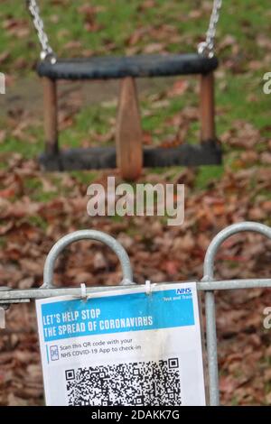 Redhill, Surrey, Royaume-Uni. 13 novembre 2020. Pendant le second confinement de Covid au Royaume-Uni, de nombreux terrains de jeux publics pour enfants sont officiellement ouverts mais restent vides. Le code QR « Track and Trace » et les affiches d'avertissement « un seul enfant à la fois » accueillent tous les visiteurs. Credit: Andrew Stehrenberger / Alamy Live News Banque D'Images