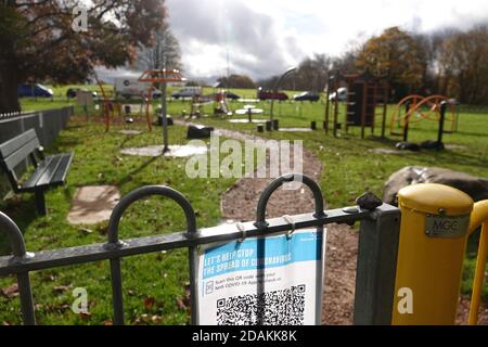 Redhill, Surrey, Royaume-Uni. 13 novembre 2020. Pendant le second confinement de Covid au Royaume-Uni, de nombreux terrains de jeux publics pour enfants sont officiellement ouverts mais restent vides. Le code QR « Track and Trace » et les affiches d'avertissement « un seul enfant à la fois » accueillent tous les visiteurs. Credit: Andrew Stehrenberger / Alamy Live News Banque D'Images