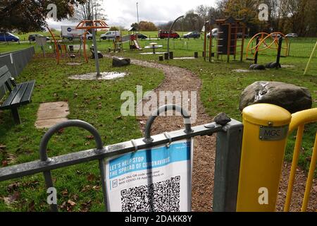 Redhill, Surrey, Royaume-Uni. 13 novembre 2020. Pendant le second confinement de Covid au Royaume-Uni, de nombreux terrains de jeux publics pour enfants sont officiellement ouverts mais restent vides. Le code QR « Track and Trace » et les affiches d'avertissement « un seul enfant à la fois » accueillent tous les visiteurs. Credit: Andrew Stehrenberger / Alamy Live News Banque D'Images