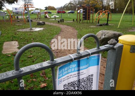 Redhill, Surrey, Royaume-Uni. 13 novembre 2020. Pendant le second confinement de Covid au Royaume-Uni, de nombreux terrains de jeux publics pour enfants sont officiellement ouverts mais restent vides. Le code QR « Track and Trace » et les affiches d'avertissement « un seul enfant à la fois » accueillent tous les visiteurs. Credit: Andrew Stehrenberger / Alamy Live News Banque D'Images