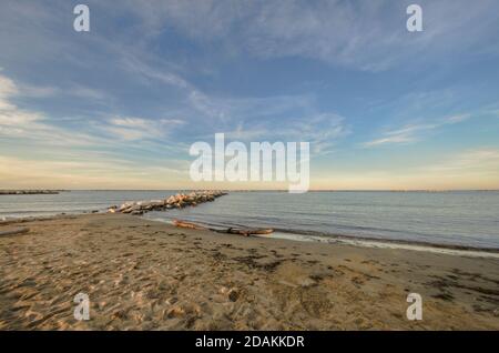 Vue sur la mer avec rochers et mer calme Banque D'Images