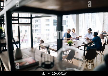 Prise de vue large d'une femme médecin qui parle et tient dans les mains, avec une radiographie pendant la conférence à l'hôpital. Banque D'Images