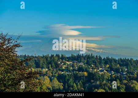 Des nuages en forme de soucoupe survolent le mont Rainier dans l'État de Washington. Banque D'Images