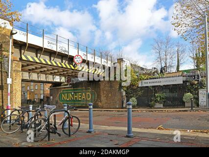 Nunhead Station, sud-est de Londres, Royaume-Uni. Montre le pont ferroviaire au-dessus de Gibbon Road à côté de l'entrée de la gare (premier plan). Banque D'Images