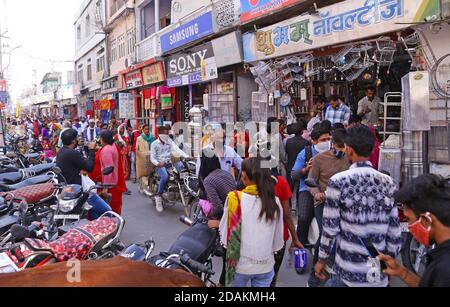 Beawar, Rajasthan, Inde, 13 novembre 2020: Vue d'un marché surpeuplé pendant le festival Dhanteras à la veille du festival Diwali à Beawar. Diwali ou Deepavali marque le triomphe du bien sur le mal et le plus grand festival hindou, le plus brillant et le plus important de l'Inde. Crédit : Sumit Saraswat/Alay Live News Banque D'Images