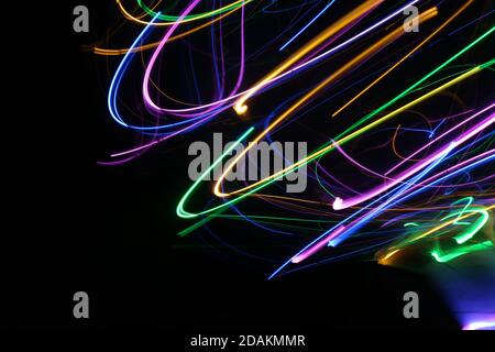 La lumière en mouvement : une boule en rotation avec des lumières tournées avec une longue exposition Banque D'Images