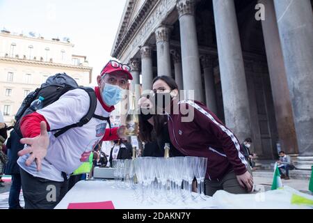 Rome, Italie. 13 novembre 2020. Manifestation devant le Panthéon à Rome organisée par le groupe des restaurateurs de Toscane avec TNI-Tutela Nazionale Imprese (photo de Matteo Nardone/Pacific Press) Credit: Pacific Press Media production Corp./Alay Live News Banque D'Images