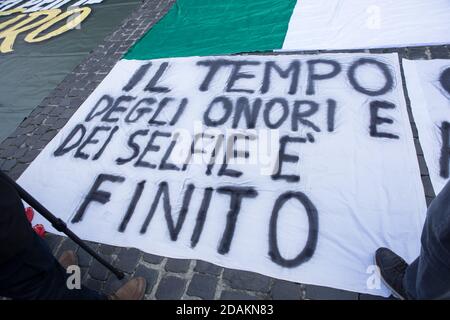 Rome, Italie. 13 novembre 2020. Manifestation devant le Panthéon à Rome organisée par le groupe des restaurateurs de Toscane avec TNI-Tutela Nazionale Imprese (photo de Matteo Nardone/Pacific Press) Credit: Pacific Press Media production Corp./Alay Live News Banque D'Images