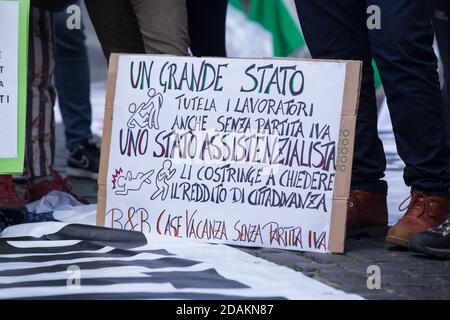 Rome, Italie. 13 novembre 2020. Manifestation devant le Panthéon à Rome organisée par le groupe des restaurateurs de Toscane avec TNI-Tutela Nazionale Imprese (photo de Matteo Nardone/Pacific Press) Credit: Pacific Press Media production Corp./Alay Live News Banque D'Images