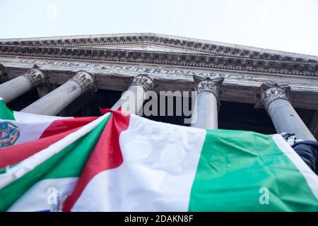 Rome, Italie. 13 novembre 2020. Manifestation devant le Panthéon à Rome organisée par le groupe des restaurateurs de Toscane avec TNI-Tutela Nazionale Imprese (photo de Matteo Nardone/Pacific Press) Credit: Pacific Press Media production Corp./Alay Live News Banque D'Images