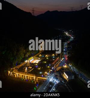 Hangzhou. 13 novembre 2020. Une photo aérienne prise le 13 novembre 2020 montre un spectacle de lumière qui a eu lieu dans le village de Tangchang, dans la ville de Yongchang, à Hangzhou, dans la province de Zhejiang en Chine orientale. Bénéficiant de riches ressources en bambou, Tangchang Village a organisé un spectacle de lumière vendredi soir, présentant diverses installations de lumière faites de bambous. Credit: Xu Yu/Xinhua/Alay Live News Banque D'Images