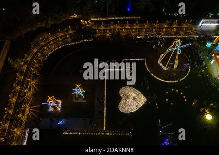 Hangzhou. 13 novembre 2020. Une photo aérienne prise le 13 novembre 2020 montre un spectacle de lumière qui a eu lieu dans le village de Tangchang, dans la ville de Yongchang, à Hangzhou, dans la province de Zhejiang en Chine orientale. Bénéficiant de riches ressources en bambou, Tangchang Village a organisé un spectacle de lumière vendredi soir, présentant diverses installations de lumière faites de bambous. Credit: Xu Yu/Xinhua/Alay Live News Banque D'Images