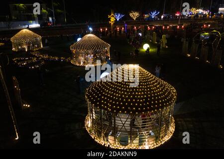 Hangzhou. 13 novembre 2020. Une photo aérienne prise le 13 novembre 2020 montre un spectacle de lumière qui a eu lieu dans le village de Tangchang, dans la ville de Yongchang, à Hangzhou, dans la province de Zhejiang en Chine orientale. Bénéficiant de riches ressources en bambou, Tangchang Village a organisé un spectacle de lumière vendredi soir, présentant diverses installations de lumière faites de bambous. Credit: Xu Yu/Xinhua/Alay Live News Banque D'Images