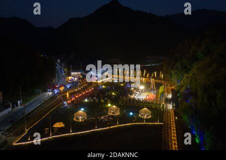 Hangzhou. 13 novembre 2020. Une photo aérienne prise le 13 novembre 2020 montre un spectacle de lumière qui a eu lieu dans le village de Tangchang, dans la ville de Yongchang, à Hangzhou, dans la province de Zhejiang en Chine orientale. Bénéficiant de riches ressources en bambou, Tangchang Village a organisé un spectacle de lumière vendredi soir, présentant diverses installations de lumière faites de bambous. Credit: Xu Yu/Xinhua/Alay Live News Banque D'Images