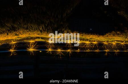 Hangzhou. 13 novembre 2020. La photo aérienne prise le 13 novembre 2020 montre un couloir illuminé par des installations de bambou dans le village de Tangchang, dans la ville de Yongchang, Hangzhou, dans la province de Zhejiang en Chine orientale. Bénéficiant de riches ressources en bambou, Tangchang Village a organisé un spectacle de lumière vendredi soir, présentant diverses installations de lumière faites de bambous. Credit: Xu Yu/Xinhua/Alay Live News Banque D'Images