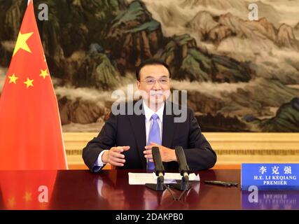 Pékin, Chine. 13 novembre 2020. Le Premier ministre chinois Li Keqiang prononce un discours au Sommet des affaires et des investissements de l'Association des nations de l'Asie du Sud-est (ANASE) par liaison vidéo le 13 novembre 2020. Credit: Pang Xinglei/Xinhua/Alay Live News Banque D'Images