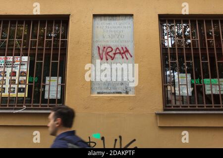 Plaque commémorative dédiée au Klement Gottwald vandalisée par l'inscription rouge sanglante 'Murderer' dans le quartier de Holešovice à Prague, République tchèque. Klement Gottwald a été le premier président communiste de la Tchécoslovaquie. Le texte en tchèque dit que Klement Gottwald a été élu dans cette maison pour être un chef du Parti communiste de Tchécoslovaquie en février 1929. La plaque commémorative de la rue Na Maninách est le dernier exemple de propagande monumentale communiste à Prague qui survit encore après l'effondrement du régime communiste en 1989. L'inscription rouge et sanglante 'Surderer' ('Vrah' en tchèque Banque D'Images