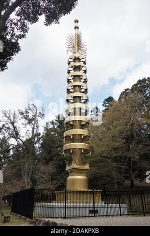 Golden Pagoda Poll près du Todaiji Temple Park à Nara, Japon. Banque D'Images