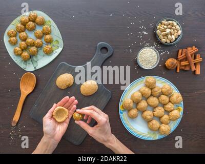 Production manuelle de cookies pour les vacances. Préparation de biscuits égyptiens 'Kahk El Eid' - biscuits de la fête islamique El Fitr. Bonbons du Ramadan. Banque D'Images