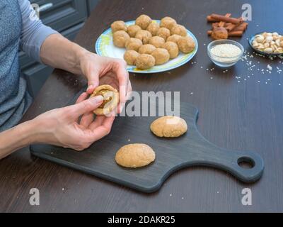 Production manuelle de cookies pour les vacances. Préparation de biscuits égyptiens 'Kahk El Eid' - biscuits de la fête islamique El Fitr. Bonbons du Ramadan. Banque D'Images