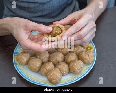 Production manuelle de cookies pour les vacances. Préparation de biscuits égyptiens 'Kahk El Eid' - biscuits de la fête islamique El Fitr. Bonbons du Ramadan. Banque D'Images