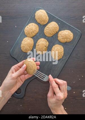 Production manuelle de cookies pour les vacances. Préparation de biscuits égyptiens 'Kahk El Eid' - biscuits de la fête islamique El Fitr. Bonbons du Ramadan. Banque D'Images