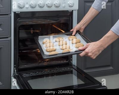 Plaque de cuisson avec biscuits sur le fond du four. Préparation de biscuits égyptiens 'Kahk El Eid' - biscuits de la fête islamique El Fitr. Ramadan swe Banque D'Images