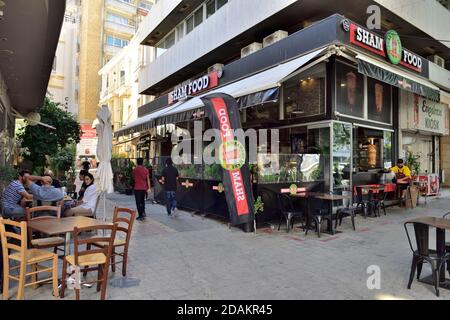 Rue calme avec client à l'extérieur de la chaussée tables de restaurant, Nicosie, Chypre Banque D'Images