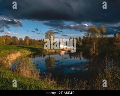 Magnifique paysage nuageux d'été avec un palais du Prieuré à Gatchina. Russie. Banque D'Images