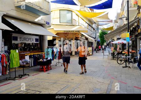 Scène de rue dans la vieille ville de Nicosie zone piétonne, Chypre avec des magasins locaux Banque D'Images
