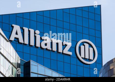 Puteaux, France - 12 novembre 2020 : logo au sommet de la tour Allianz One, siège social français de la compagnie d'assurance Allianz, à Paris la Défense Banque D'Images