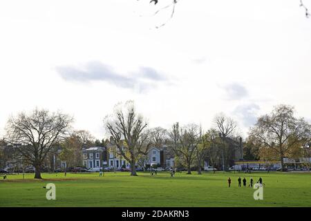 Randonneurs les cyclistes et les randonneurs profitent d'une journée d'automne ensoleillée à Peckham Rye Common, au sud-est de Londres, au Royaume-Uni. Banque D'Images