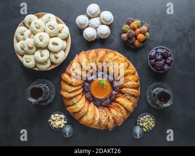 Ambiance festive du ramadan. Bonbons arabes. Crêpe arabe farcie de fromage doux et de pistaches. Banque D'Images