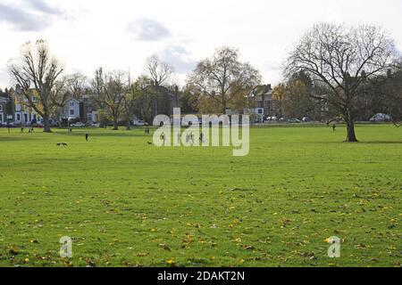 Randonneurs les cyclistes et les randonneurs profitent d'une journée d'automne ensoleillée à Peckham Rye Common, au sud-est de Londres, au Royaume-Uni. Banque D'Images