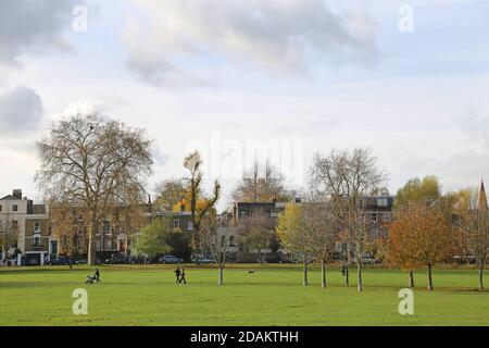 Randonneurs les cyclistes et les randonneurs profitent d'une journée d'automne ensoleillée à Peckham Rye Common, au sud-est de Londres, au Royaume-Uni. Banque D'Images