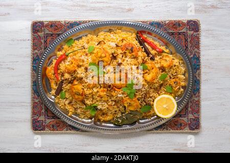 Pilaf aux crevettes. Crevettes biryani savoureuses et délicieuses, vue de dessus Banque D'Images