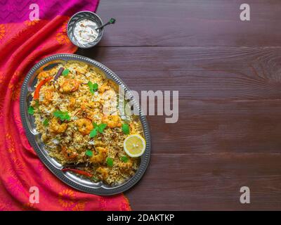 Pilaf aux crevettes. Crevettes biryani savoureuses et délicieuses, vue sur le dessus, espace copie. Banque D'Images