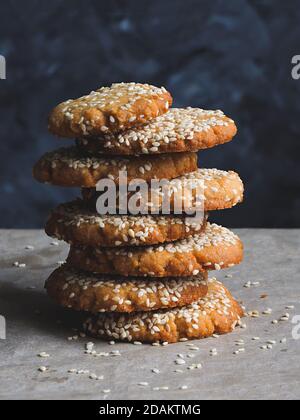 Biscuits végétaliens Tahini, sans gluten, gros plan. Banque D'Images