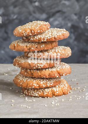 Biscuits de Vegan Tahini faits maison dans la pile. Gros plan. Banque D'Images