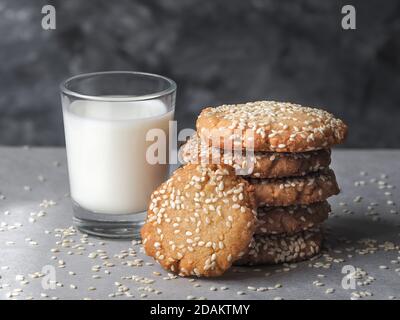 Biscuits de Vegan Tahini faits maison en pile avec un verre de lait. Banque D'Images