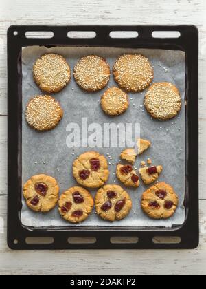 Biscuits de tahini sur une plaque de cuisson. Copiez l'espace au centre de votre texte. Banque D'Images