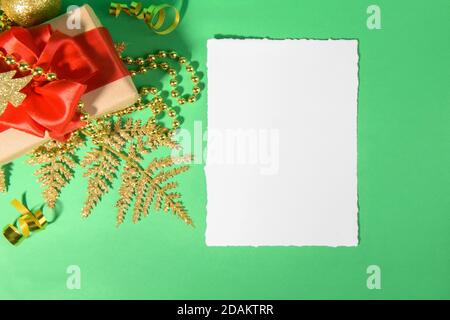 Modèle de maquette de carte de Noël avec décoration de fête dorée sur fond vert. Élément design pour Noël et le nouvel an félicitations, RS Banque D'Images
