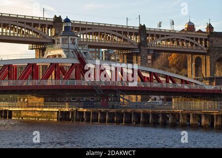 Capturé du côté de Gateshead de la rivière Tyne, le pont Swing et le pont High Level Bridge qui enjambent la rivière à Newcastle, Tyne et Wear. Banque D'Images