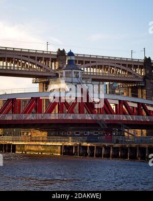 Capturé du côté de Gateshead de la rivière Tyne, le pont Swing et le pont High Level Bridge qui enjambent la rivière à Newcastle, Tyne et Wear. Banque D'Images