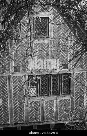 Cadre en bois et briques à motifs sur un ancien bâtiment près du quai historique de Newcastle. Banque D'Images