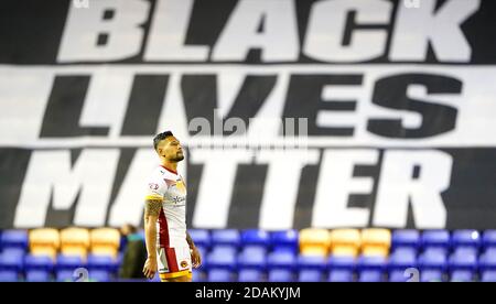 Le Israel Folau de Catalans Dragons se dresse devant une bannière Black Lives Matter avant le lancement du match de la Super League de Betfred au stade Halliwell Jones, Warrington. Banque D'Images