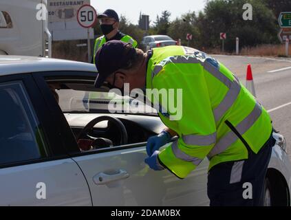 Limassol, Chypre. 13 novembre 2020. Un policier portant un masque vérifie un conducteur avant de lui permettre d'entrer à Limassol, Chypre, le 13 novembre 2020. Chypre a imposé de nouvelles mesures plus strictes de confinement du coronavirus, notamment un verrouillage local partiel à Limassol et à Paphos, suite à une recrudescence de nouveaux cas, a annoncé mercredi le président Nicos Anastasiades. Credit: George Christophorou/Xinhua/Alay Live News Banque D'Images