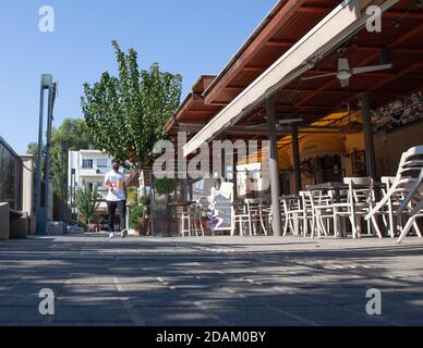 Limassol, Chypre. 13 novembre 2020. Un homme portant un masque passe devant un restaurant à Limassol, Chypre, le 13 novembre 2020. Chypre a imposé de nouvelles mesures plus strictes de confinement du coronavirus, notamment un verrouillage local partiel à Limassol et à Paphos, suite à une recrudescence de nouveaux cas, a annoncé mercredi le président Nicos Anastasiades. Credit: George Christophorou/Xinhua/Alay Live News Banque D'Images