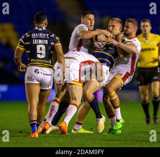 13 novembre 2020 ; le Halliwell Jones Stadium, Warrington, Cheshire, Angleterre ; les éliminatoires de la Ligue de rugby de Betfred, les dragons catalans contre les rhinocéros de Leeds ; Mikolaj Oledzki de Leeds Rhinos sont abordés Banque D'Images