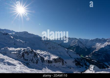 Bernes oberland au sommet de la montagne enneigée. Vue de Hochstraess à planplatte et Glockhues en hiver. Hasliberg, Suisse. Banque D'Images